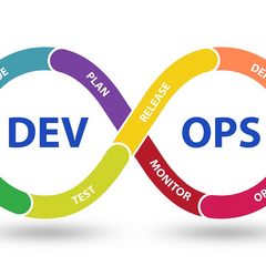 Робот devops инженер программирует работу