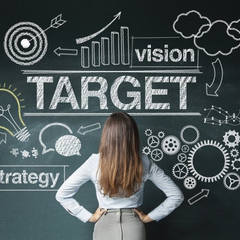 Таргетолог рекламирует продукт в Интернете