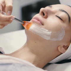 Специалист по косметологии с оборудованием