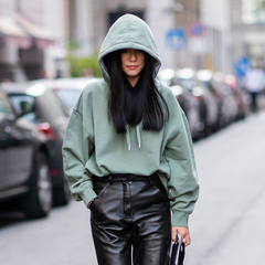 Изображение трех худи на девушке