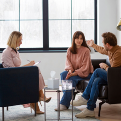 Семейный психолог: как он помогает сохранить отношения?