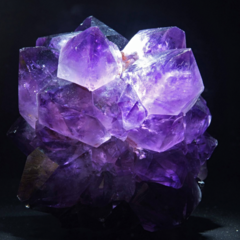 Безупречное кольцо с аметистом от “Oniks”: от необычного камня до яркого украшения 