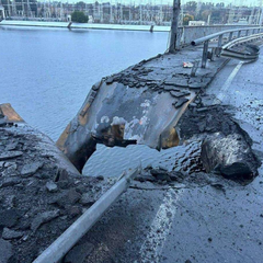 Наслідки удару рф по дамбі «ДніпроГЕС». Фото публікує журналіст Андрій Цаплієнко