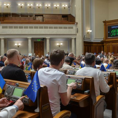 Рада голосує за продовження воєнного стану