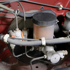 Ознаки зношення елементів, які впливають на тиск у гальмах