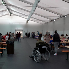 Столовая в центре для беженцев на территории бывшего аэропорта 'Тегель'