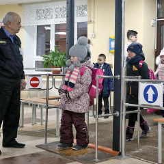 Охрана на входе в школу