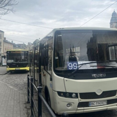 Білий автобус № 99 стоїть у центрі Львова