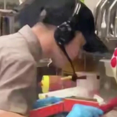 Працівник російської мережі швидкого харчування плюнув у бургер