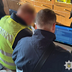 Студент проходить повз школу на Буковині