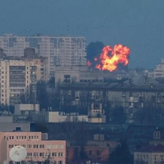 Снаряд на фоні вибуху в Сумах