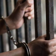 Чоловік з ножем поруч з жінкою