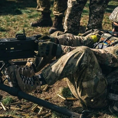 Прапор України на фоні війни