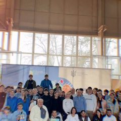 Олімпійці висаджують дерева зі школярами