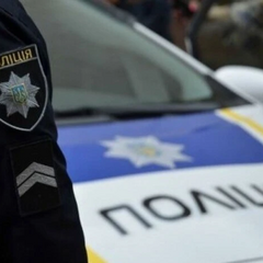 Підлітки б'ють один одного