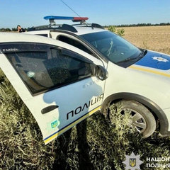 Водій мопеда стріляє в поліцейських