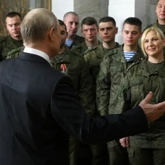 Russian hawks press on Putin through Ukraine