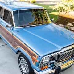 Изображение классического Jeep Grand Wagoneer с новым двигателем V8
