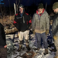 На знімку два чоловіки на кордоні