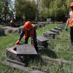 Солдаты советской армии во время эксгумации