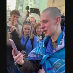 Захисник телефонує коханій після звільнення