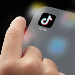 Логотип TikTok на смартфоні