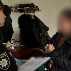 Бабуся тримає в руках малюка