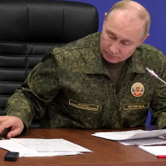 Волга Путіна в камуфляжі з олівцем