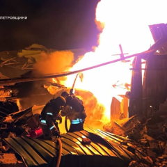Пошкоджені будинки та інфраструктура вночі