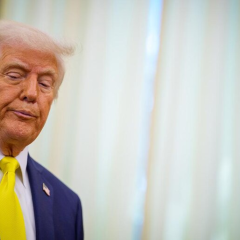 Trump and Zelensky in front of the news