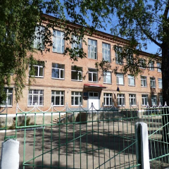 Дівчина з арбалетом стріляє у вчителів
