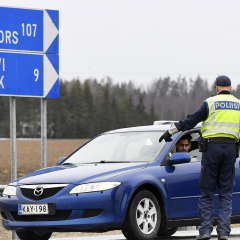 Фінляндійські прапори та шприци з вакциною