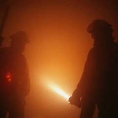 Зруйновані будівлі та рятувальні служби на місці обстрілу