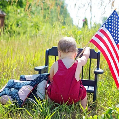 Жінка з дитиною у грошовому знаку