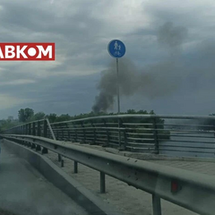 Пламя быстро распространяется на Гидропарке