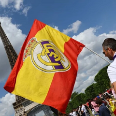 Логотип Реал Мадрид на тлі стадіону