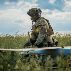 Російські війська на фоні танку