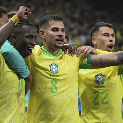 Прапори двох футбольних збірних