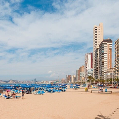 Пляж з черною міткою в Іспанії