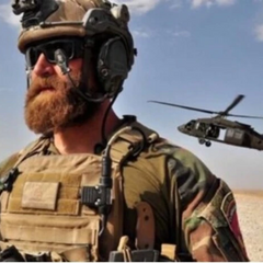 Військовий з товстим животом