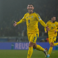 Памятник советскому маршалу на улице