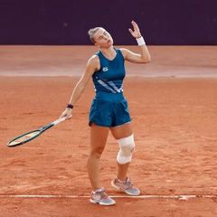 Тенісистка з кількома трофеями