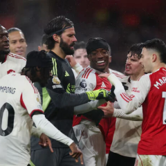 Gabriel Martinelli apologizes on the field