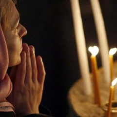 Люди з відкритими руками моляться