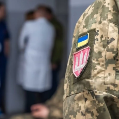 Мужчина с пистолетом убегает от ТЦК
