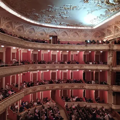 Разъяренные зрители требуют объяснений от театра