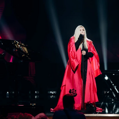 Ірина Білик співає на концерті