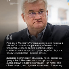 Два военных самолета в воздухе