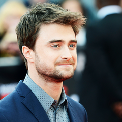 Денієл Редкліфф продає мантії для допомоги українцям