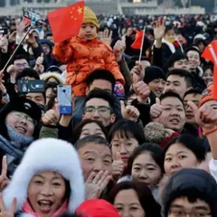 Жінка з дитинами на задньому плані